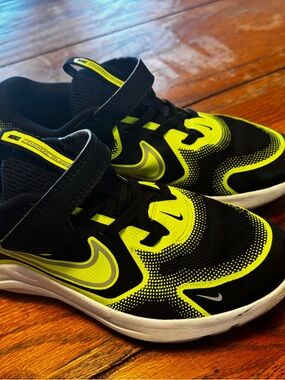 ⬇️Nike Kids Black & Neon Yellow Velcro Athletic Sneakers